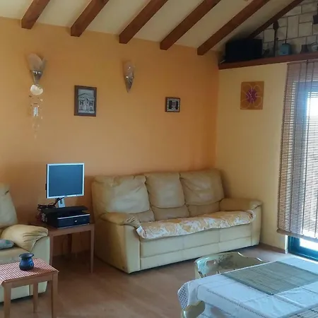 Apartment Nikolina Maslinica